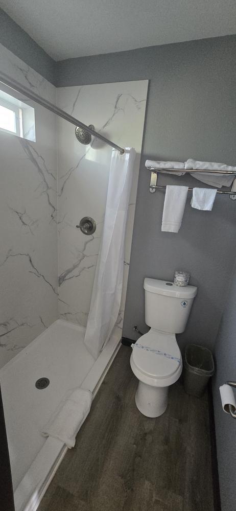 Wine Country Inn Lodi - Bath Room