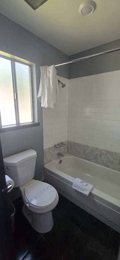 Wine Country Inn Lodi - Bath Room